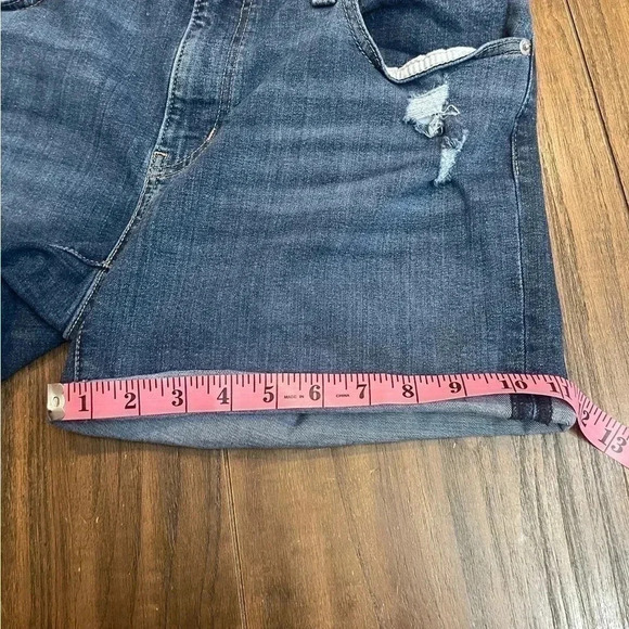 Levi’s Mid Length Denim Blue Distressed Shorts Women’s size W31/ Size 12 - Picture 8 of 11